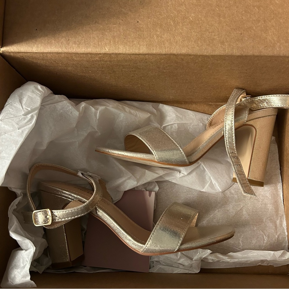 Dream Pairs gold heels - Picture 4 of 4